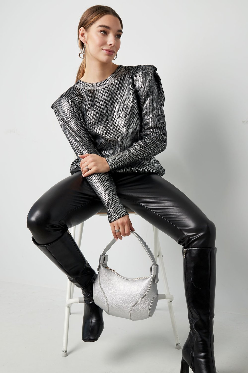 Gestrickter Stadtpullover in Metallic-Optik – Schwarzgold h5Bild6